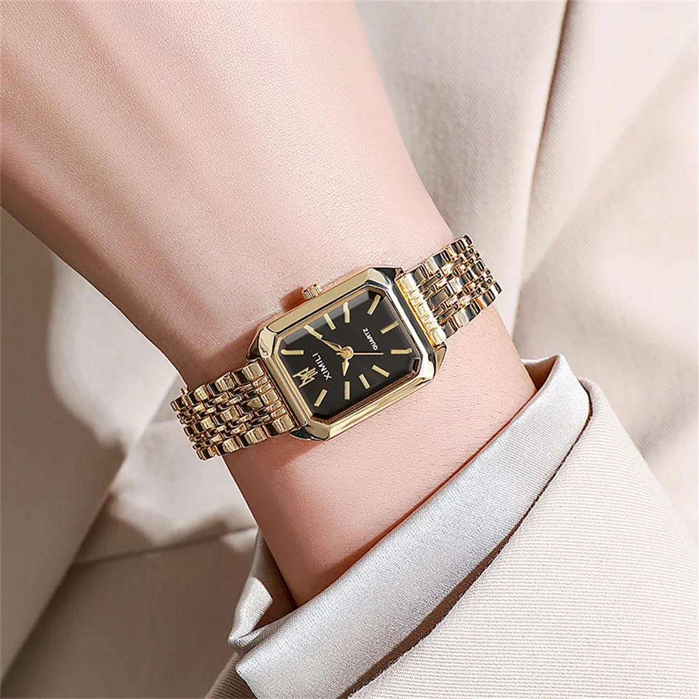 Orologio al quarzo moda donna di lusso Orologio da donna pieghevole in acciaio inossidabile con scala semplice di qualità quadrata placcata in oro