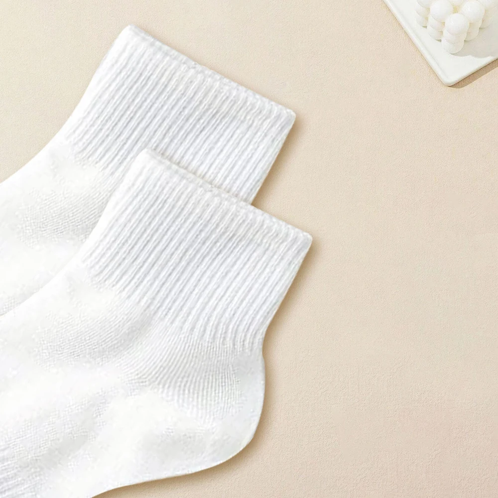 5 paia di calzini da uomo in tinta unita alla moda versatili calzini corti Casual estivi Unisex autunno e inverno calzini da coppia di media lunghezza