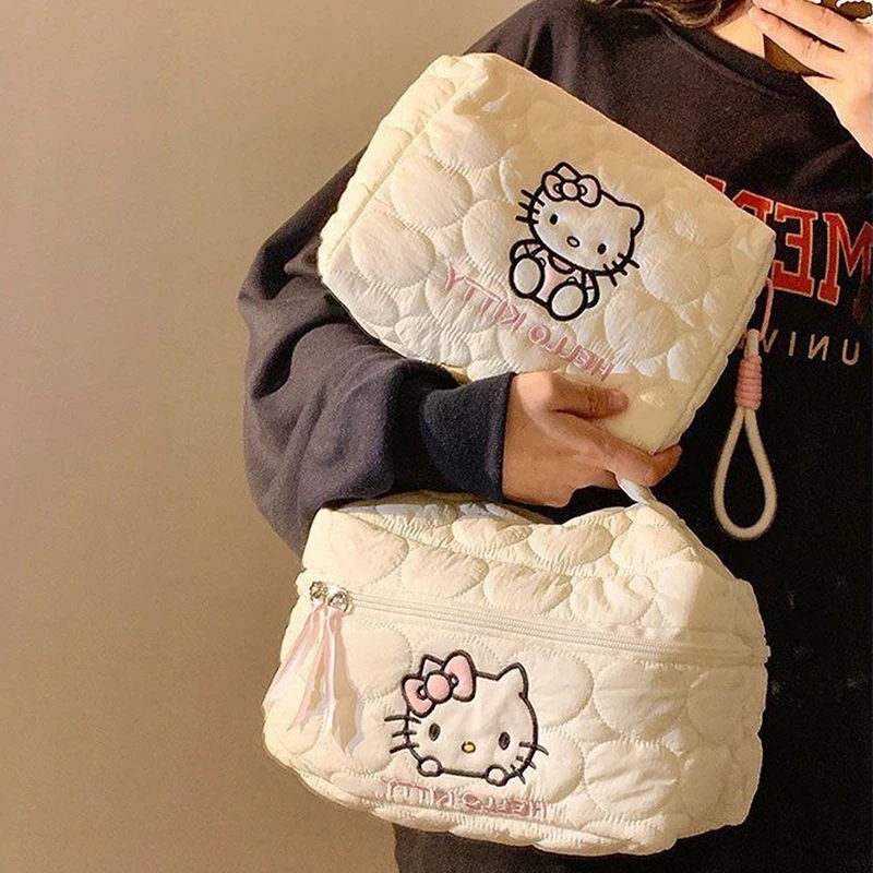 MINISO Hello Kitty กระเป๋าถือความจุขนาดใหญ่ผู้หญิงกระเป๋าแต่งหน้าการ์ตูน Soft Down กระเป๋าเดินทางสําหรับผู้หญิง