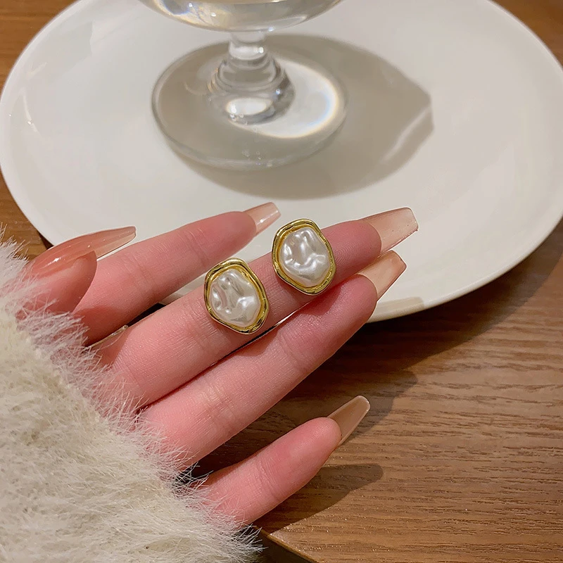 Nueva moda, pendientes ovalados blancos, declaración geométrica Irregular, pendientes inusuales para mujer, joyería Bohemia lateral de Metal de Color dorado