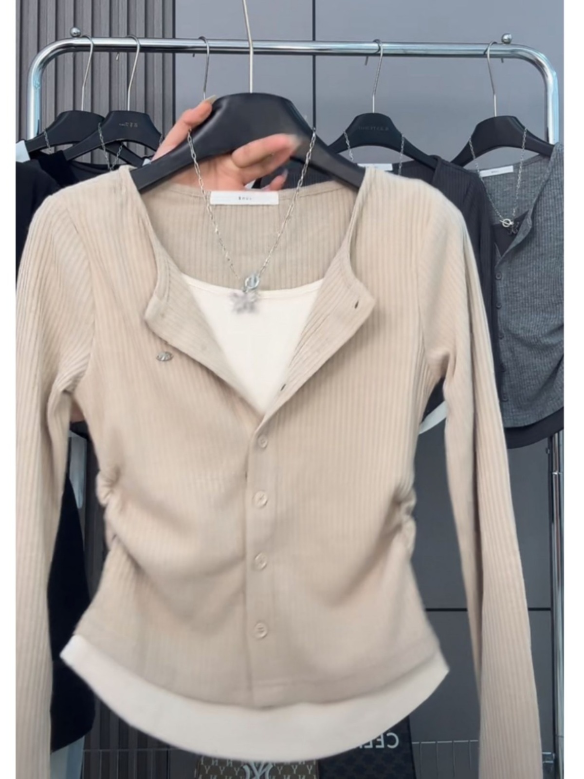 プラスサイズカジュアルレトロ長袖ニット Tシャツ女性の春フェイクツーピース肩までの長さのボディシャツ脂肪 MM 肉隠し痩身トップ