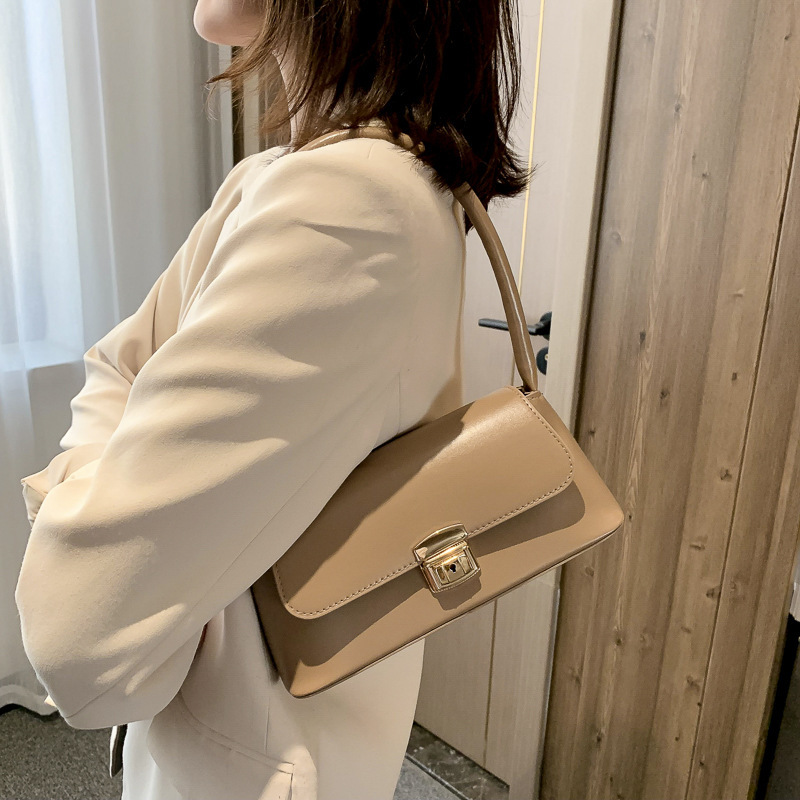 Bolsa crossbody elegante de couro PU com fecho dourado – perfeita para passeios casuais ou trabalho