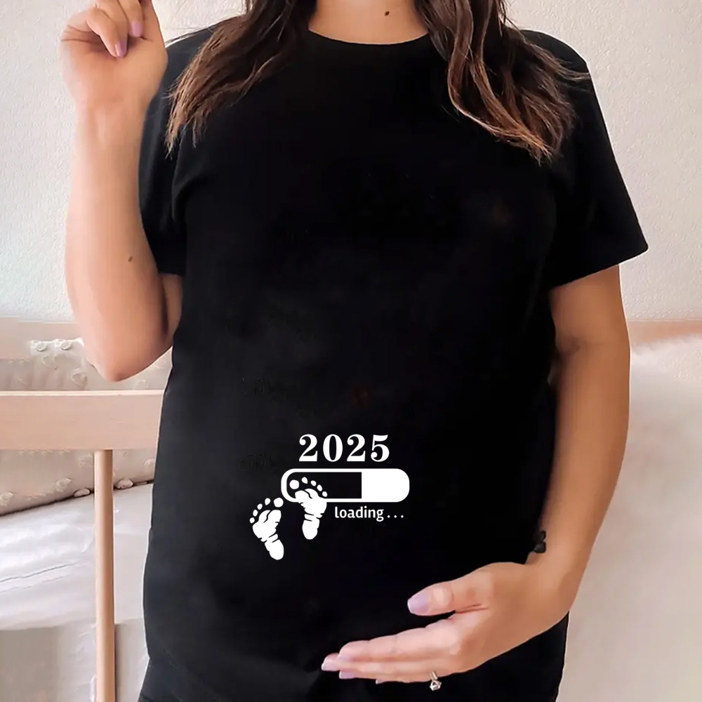 2025 กําลังโหลดพิมพ์สตรีตั้งครรภ์เสื้อยืดแขนสั้นตลกเสื้อยืดฤดูร้อนเสื้อคลอดบุตรประกาศการตั้งครรภ์เด็กใหม่ TEE