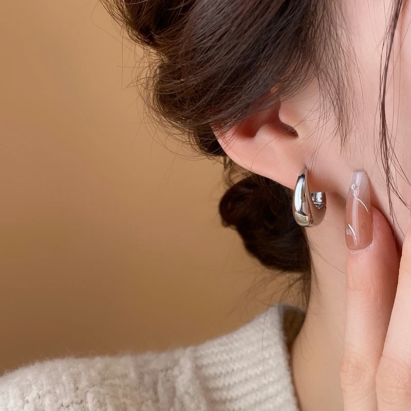 Orecchini a cerchio geometrici in stile metallico per le donne Moda coreana Premium Fibbia per l'orecchio Semplice temperamento pendolare Gioielleria raffinata