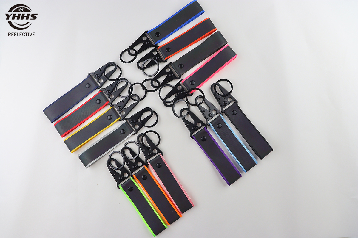 รถสั้นพวงกุญแจสะท้อนแสงการมองเห็นสูงจี้กลางแจ้งขี่ความปลอดภัยสําหรับ Night ขี่จักรยานเด็กกระเป๋ากระเป๋าเป้สะพายหลังอุปกรณ์เสริม