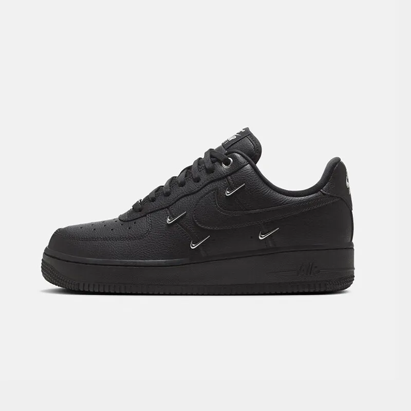 Nike Air Force 1 Low รองเท้าผ้าใบสําหรับบุรุษและสตรีรองเท้าลําลองที่สวมใส่สบายรองเท้าผ้าใบแฟชั่นอเนกประสงค์คลาสสิกสีดํา