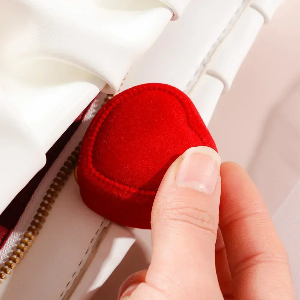 Flocking รูปหัวใจสีแดงกล่องแหวนเครื่องประดับกรณีผู้ถือของขวัญกล่องงานแต่งงานแหวนกล่องเคาน์เตอร์บรรจุภัณฑ์แหวนขายส่ง