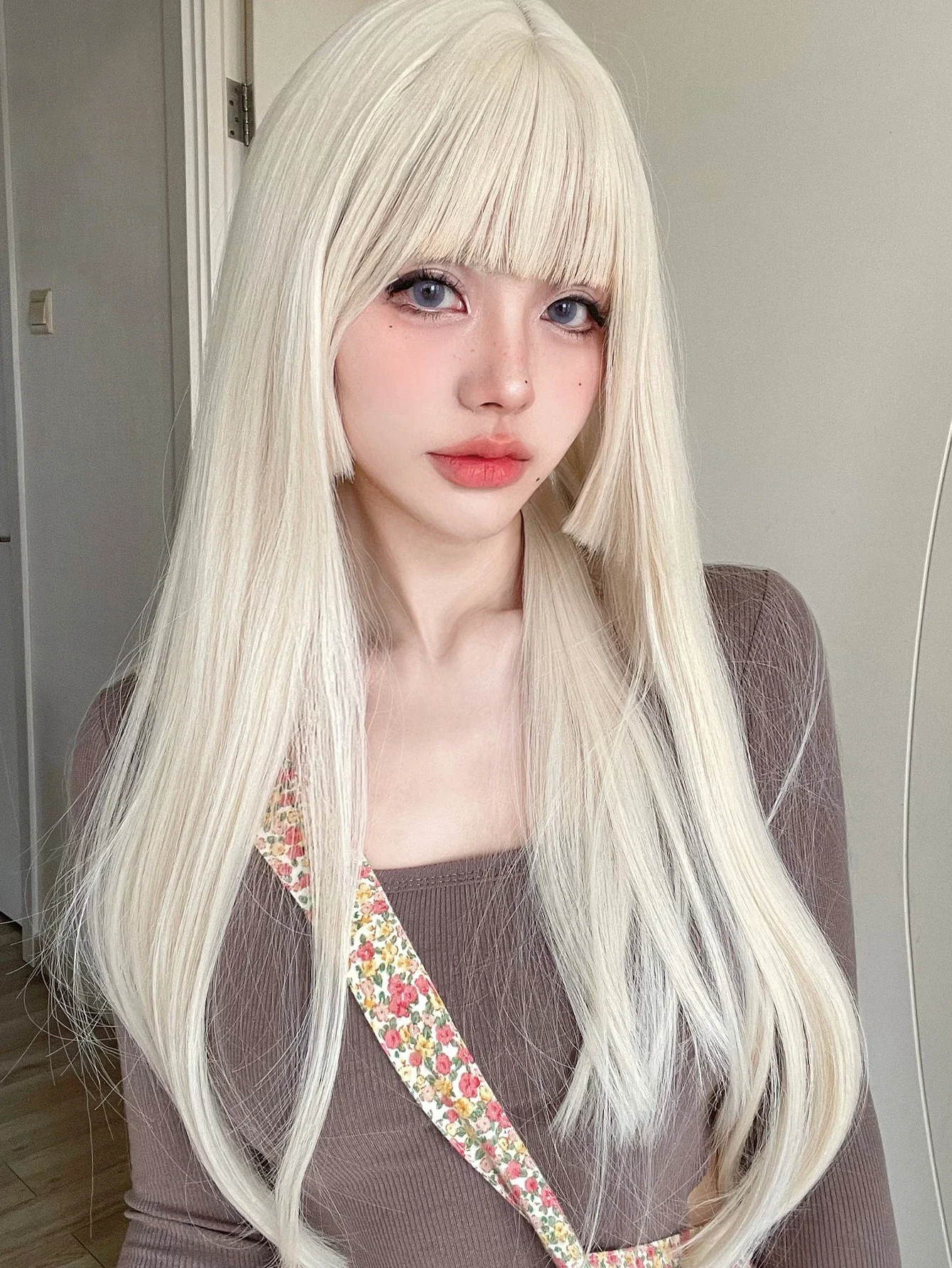 26 Zoll blonde platin goldene synthetische Perücken mit knall langen natürlichen glatten Haar Perücke für Frauen Hime Cut Cosplay hitze beständig