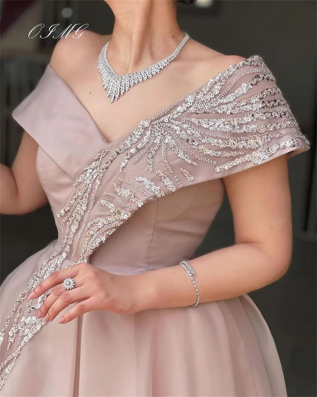 OIMG ปิดไหล่ Midi ชุดราตรี A-Line Organza ผู้หญิงแขนสั้นที่กําหนดเองชุดราตรีชุดพรรคอย่างเป็นทางการ