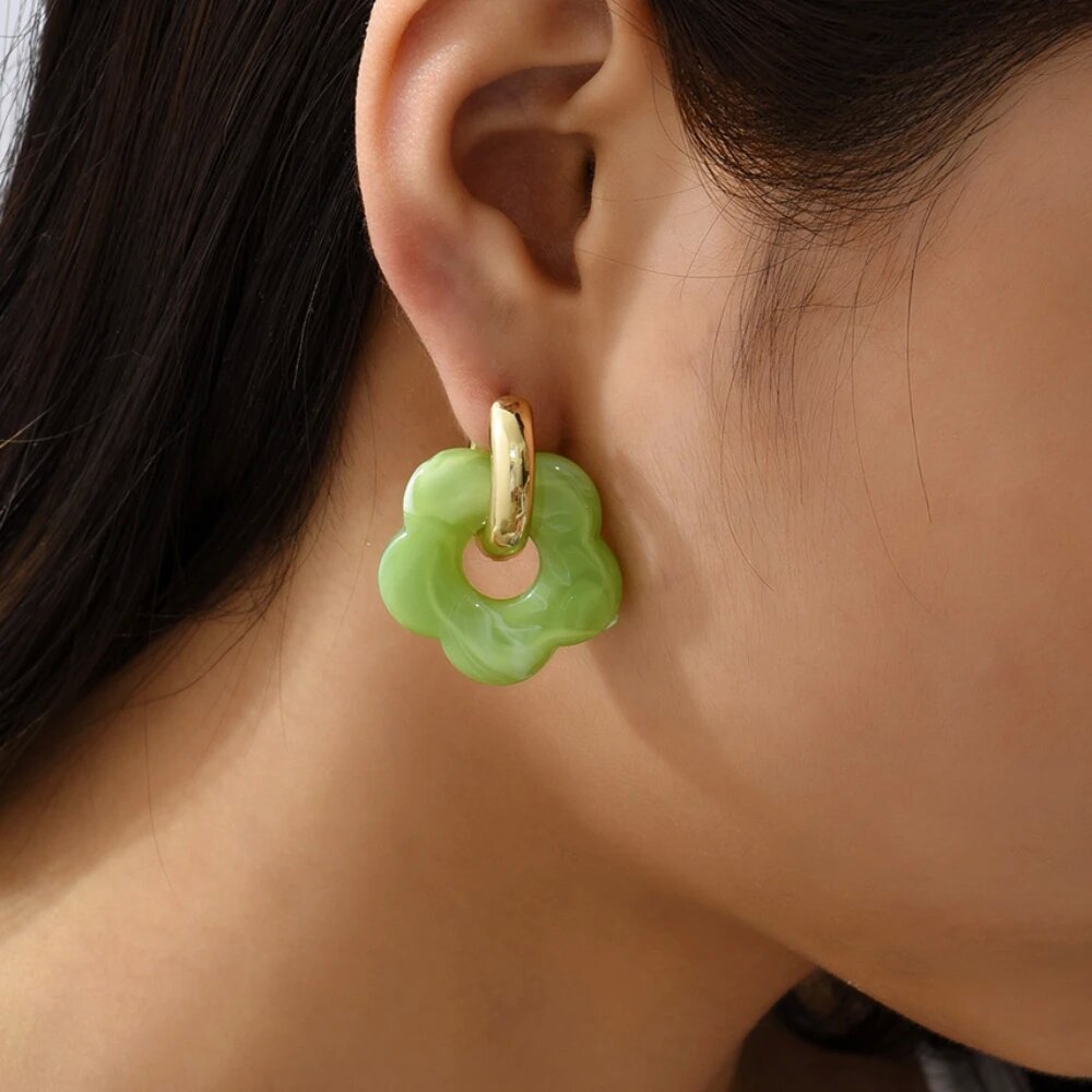 Pendientes de resina acrílica con forma de flor colorida para mujer, aretes de aro con hebilla de oreja circular de Color dorado, joyería de moda