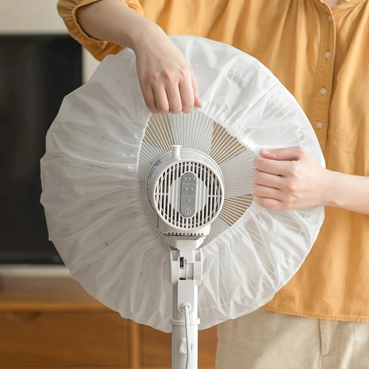 Vertikaler Bodenventilator für den Haushalt, universeller Staubschutz, der den elektrischen Ventilator vollständig abdeckt werden, um es vor Staub zu schützen. Ein Stück.