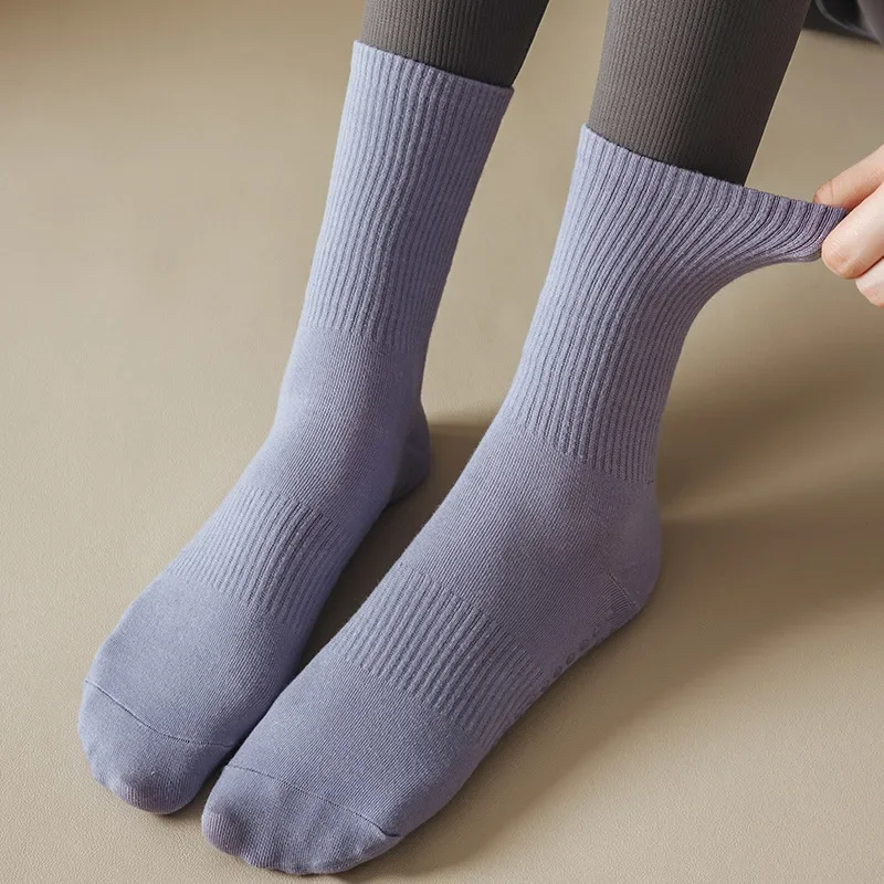 Nuevas medias deportivas antideslizantes de silicona de Color sólido a media pantorrilla de algodón para Fitness Pilates calcetines de Yoga calcetines de baile para mujer calcetines de suelo