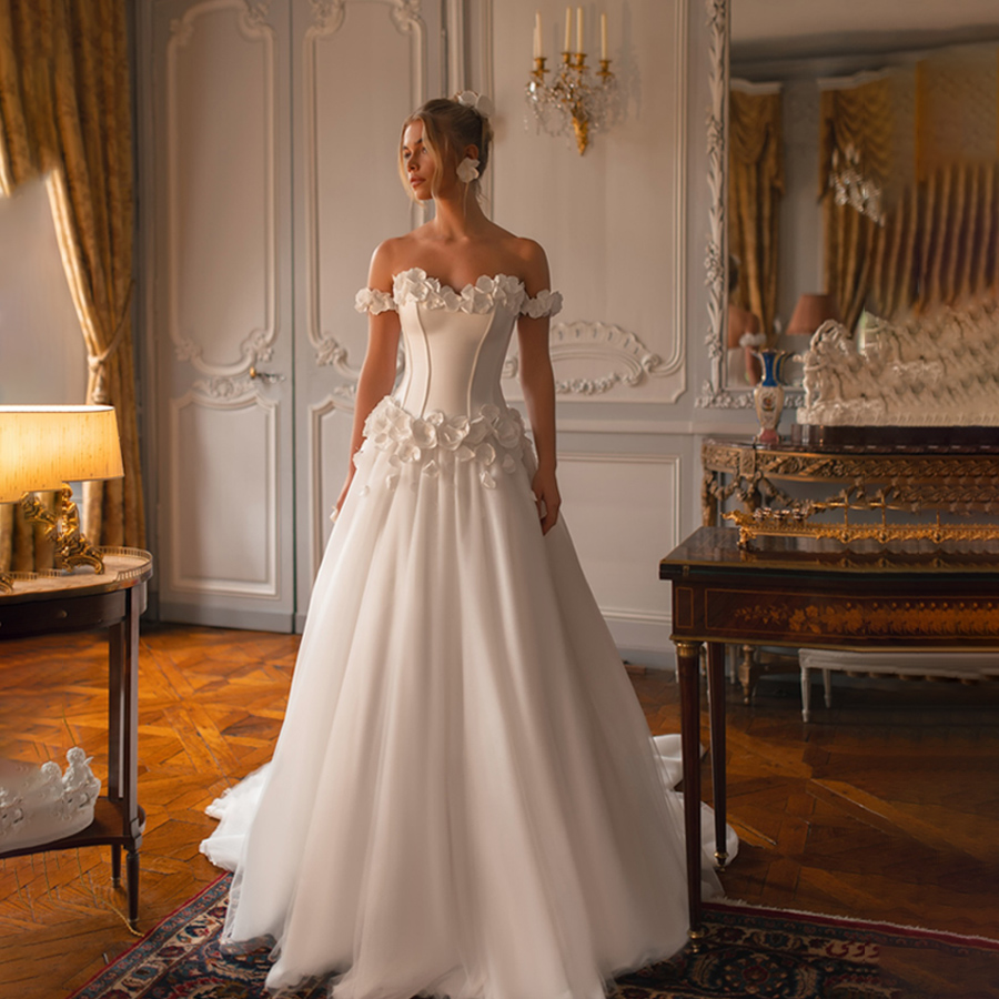 Maßgeschneidertes herzförmiges 3D-Blumen-Hochzeitskleid mit Flügelärmeln, Knöpfen, Farbe, Brautkleid, Robe de Mariée
