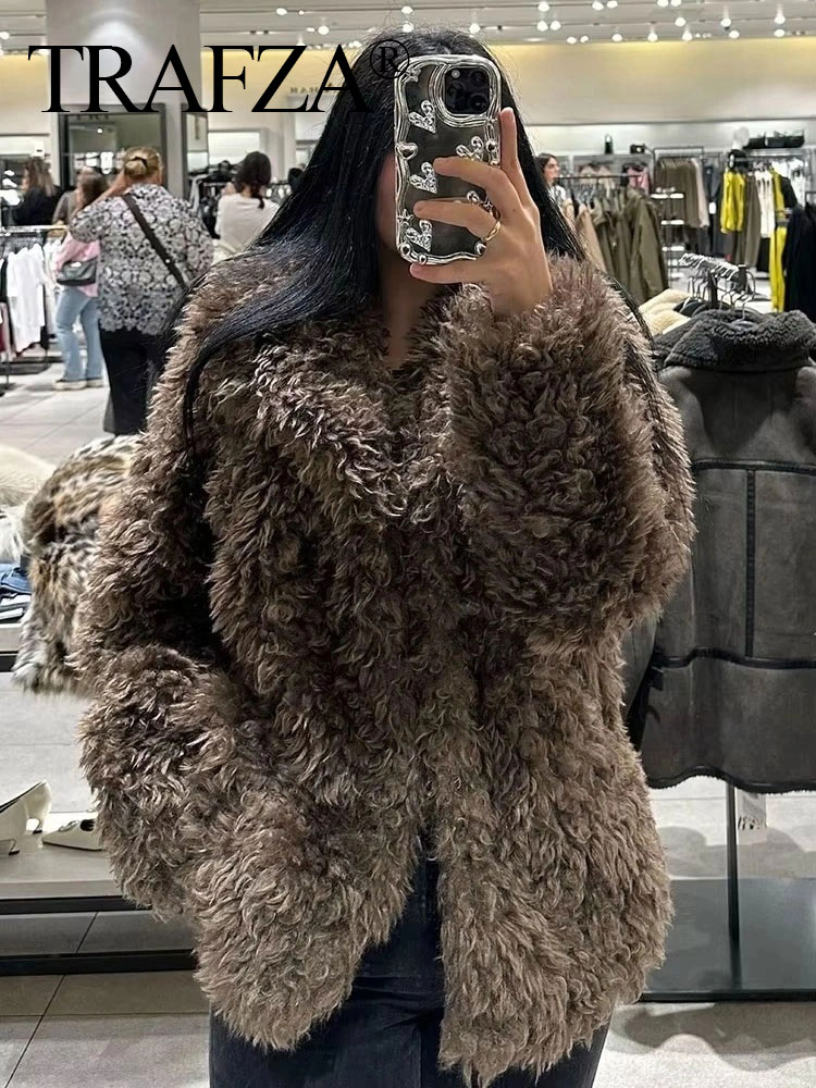 TRAFZA 2024 Frau Schlank Solide Seite Taschen Revers Langen Ärmeln Casual Lose Warme Mantel Frauen Winter Faux Lockiges Pelz Jacke Mujer