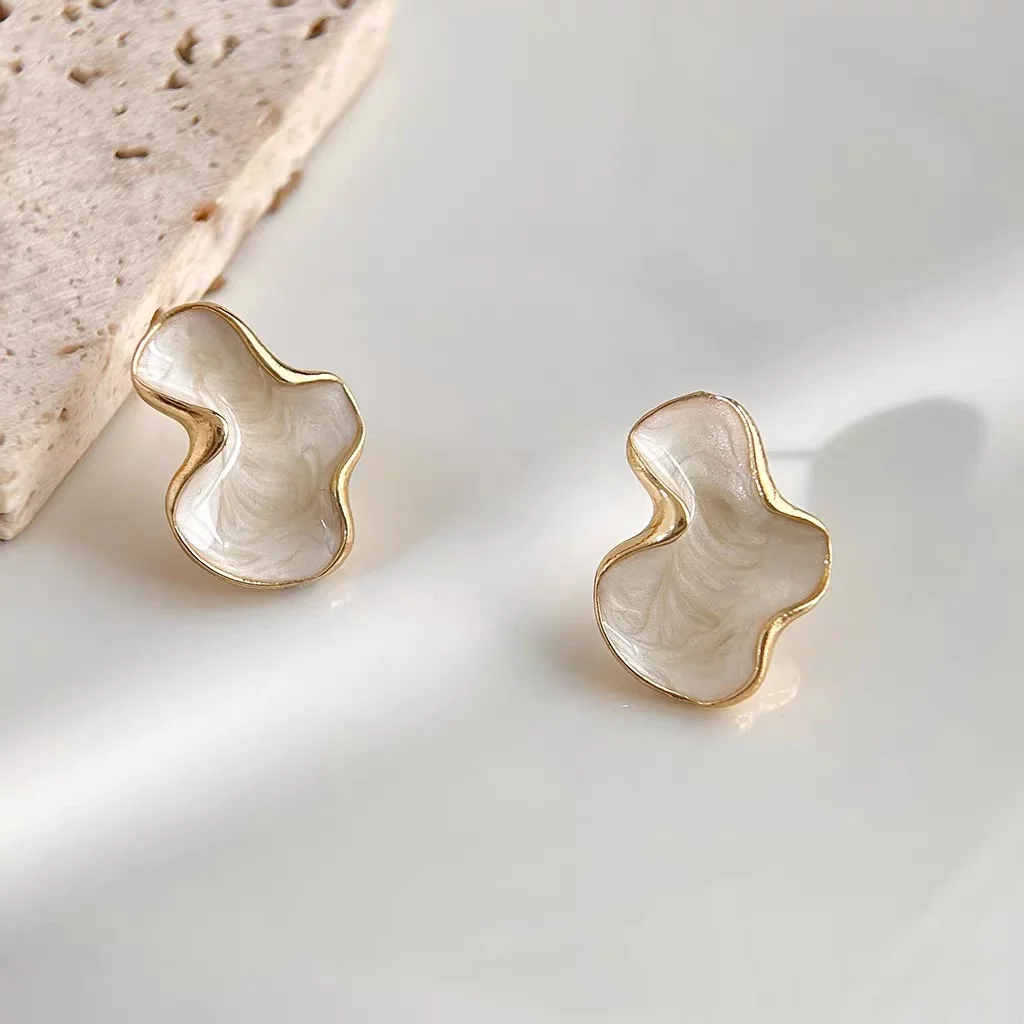 Orecchino a bottone irregolare con nuvola di colore bianco alieno astratto per le donne Gioielli per l'orecchio con temperamento Semplice regalo di Natale di San Valentino