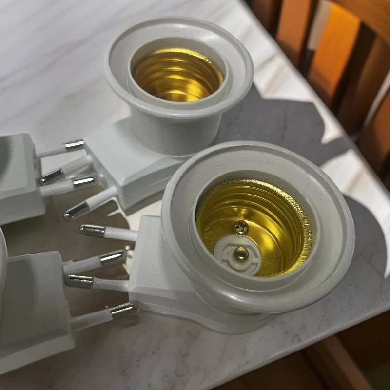 Venta caliente práctica enchufe de luz LED blanco E27 a enchufe de la UE/EE. UU. Adaptador de soporte convertidor de encendido/apagado para lámpara de bombilla