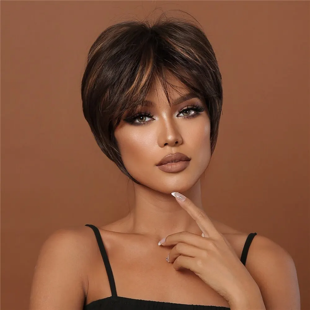 สีน้ําตาลวิกผมสังเคราะห์สําหรับผู้หญิงสีดําสั้น Pixie ตัดวิกผมกับ Bangs Party Daily ใช้วิกผมธรรมชาติผมทนความร้อน