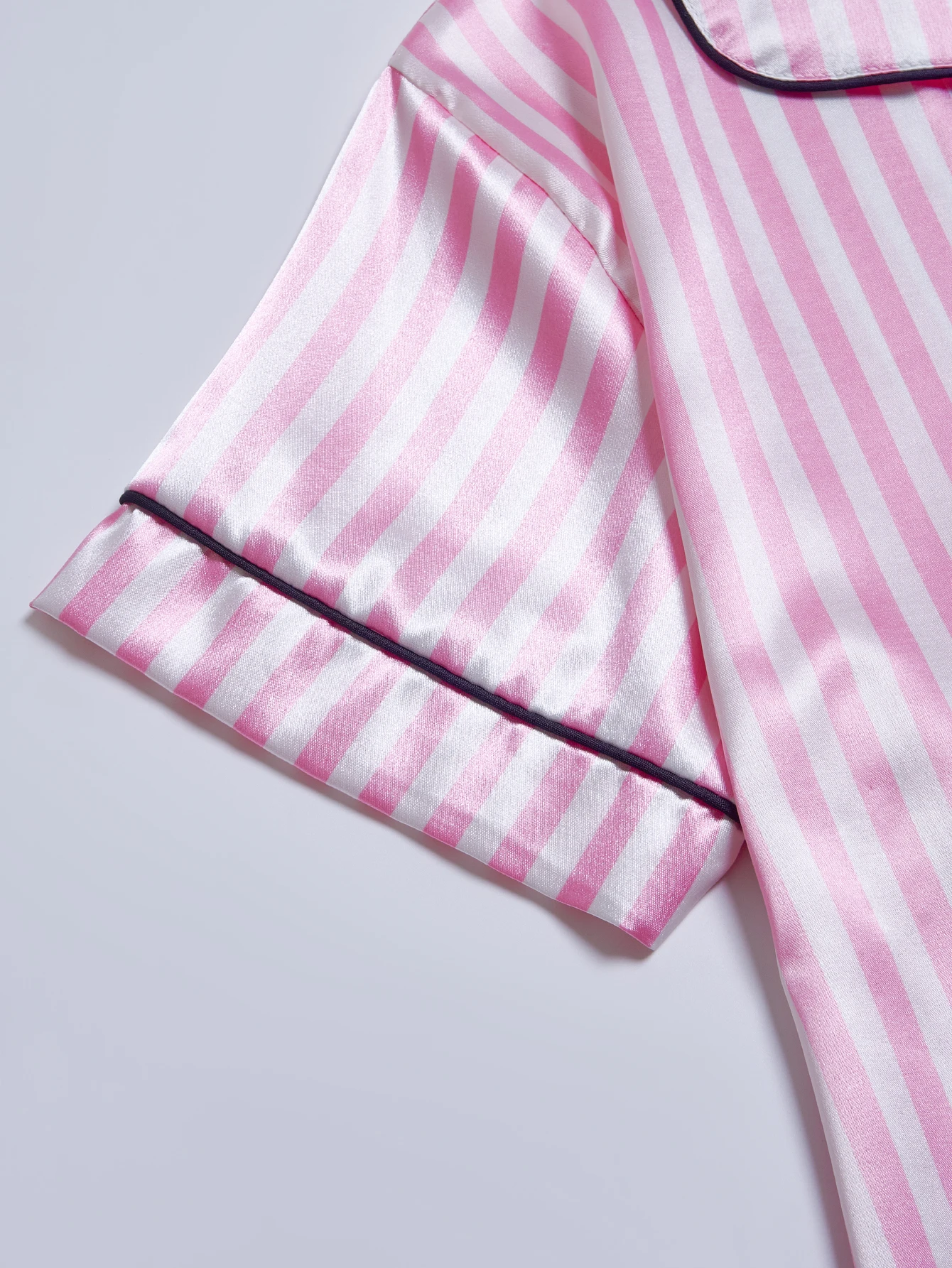 Conjunto de pijama listrado bordado com bolso de carta, manga curta e shorts, roupa de dormir casual de cetim com gola de lapela e detalhes de botão