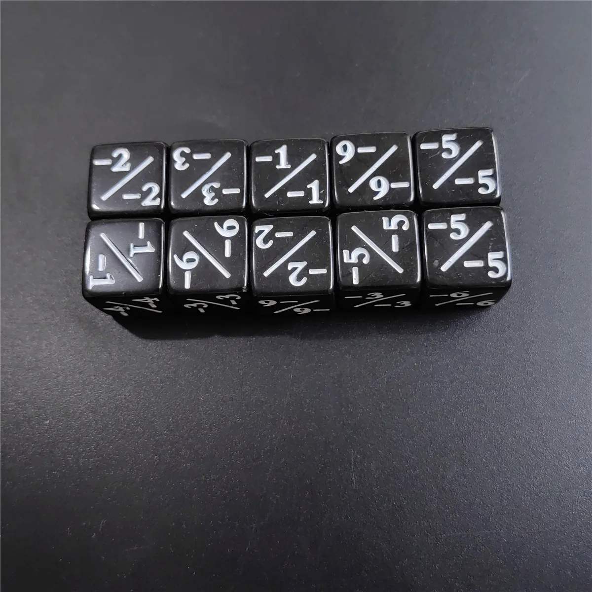 10 teile/satz 1,6 cm Würfel +1/+1&-1/-1 Betrieb Schwarz Und Weiß Unterricht Addition Und Subtraktion Farbe Sohn Mathematische Würfel