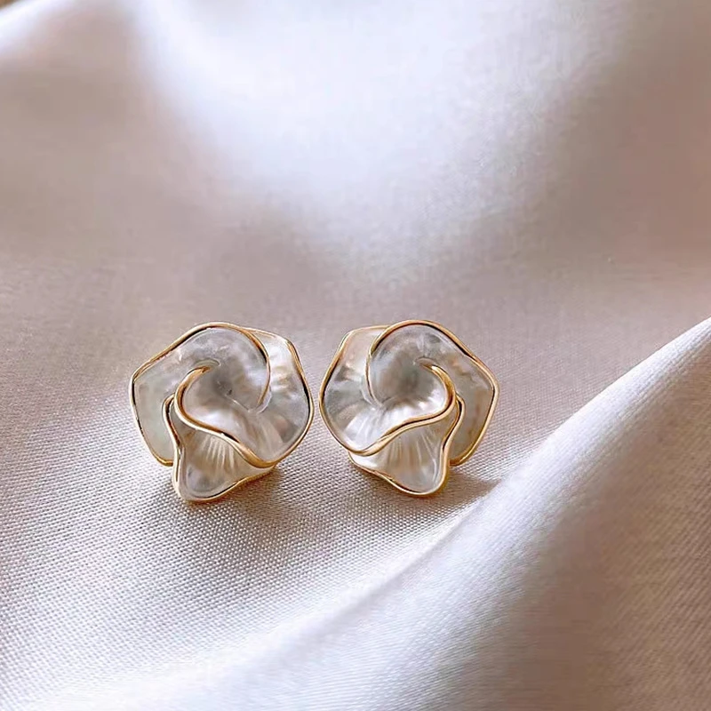 Orecchini di camelia delicati Orecchini di fiori di design di nicchia di fascia alta di temperamento alla moda di lusso leggero per le donne