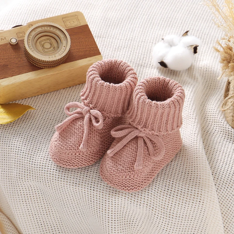 Zapatos de bebé de punto de algodón para recién nacido, botas para niña y niño, zapatos de cama sin cordones cálidos y sólidos a la moda, calzado hecho a mano de 0 a 18M