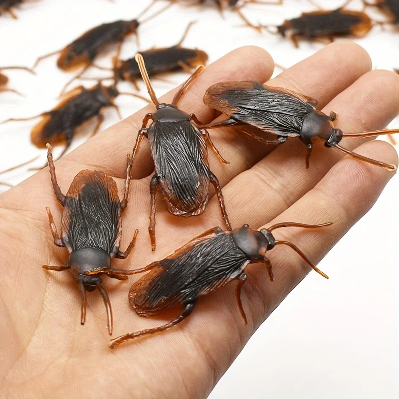 50 pz Insetti Realistici Giocattolo Divertente Scarafaggio Finto Novità Insetti Scherzo di Halloween Simulazione Ingannevole Disgusting Spaventoso Forniture Per Feste