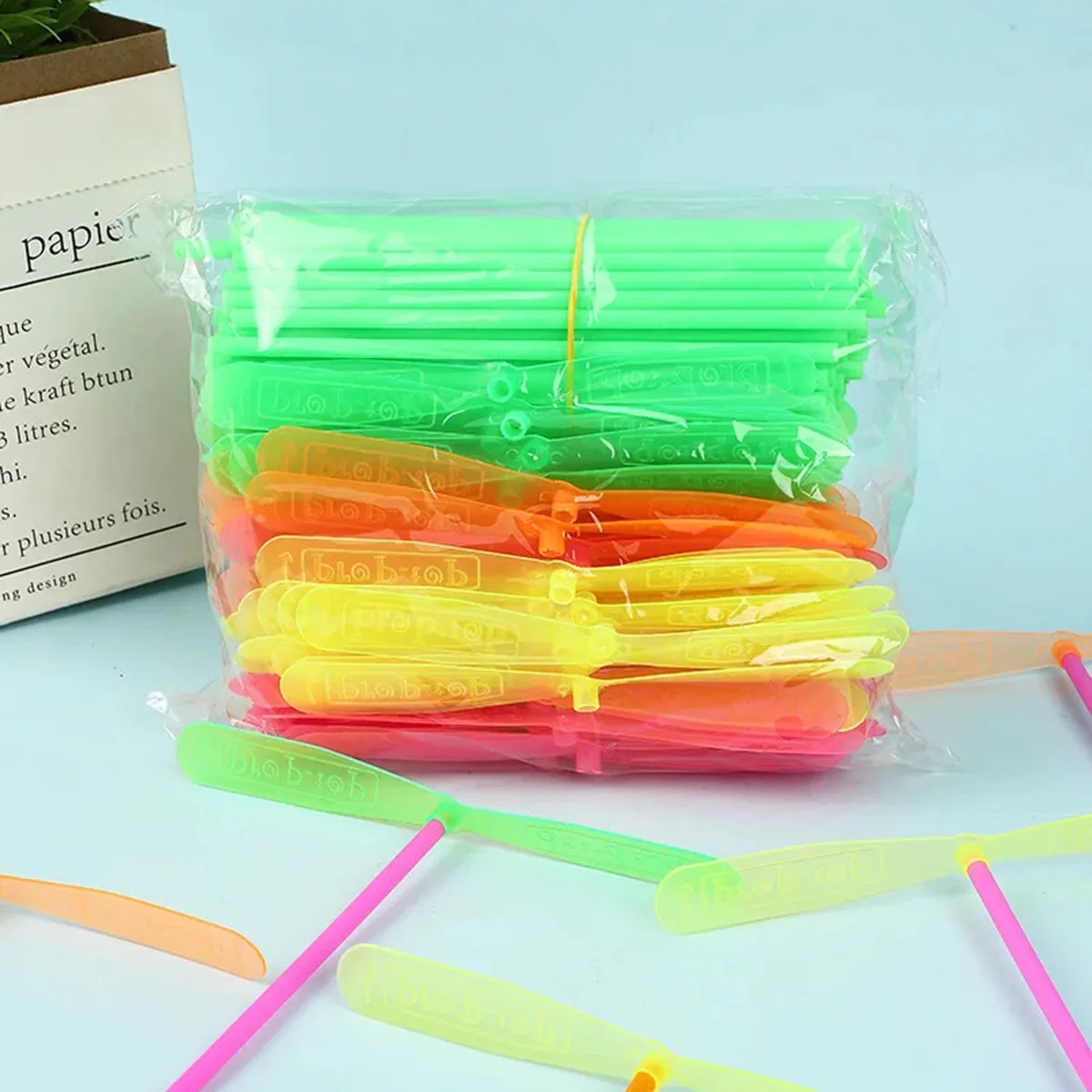 10/20pcs ความแปลกใหม่พลาสติกไม้ไผ่ DRAGONFLY ใบพัดกลางแจ้งคลาสสิกของเล่นเด็กของขวัญหมุน Flying Arrow Multicolor สีสุ่ม