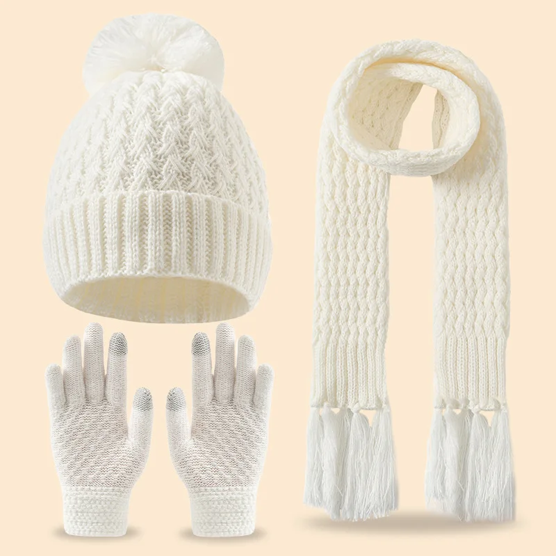 Winter children aged 3 to 12, this Arctic velvet hat and scarf with a heart pattern are cute, versatile and suitable for daily w