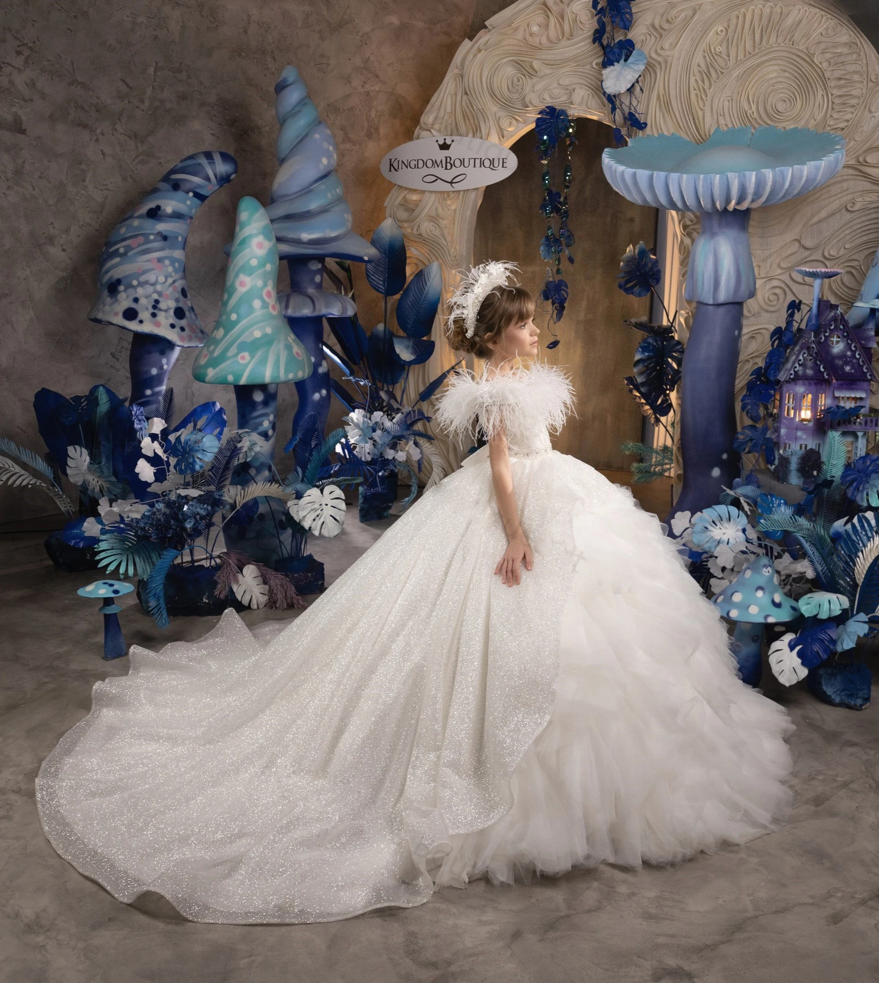 หรูหราชุดสาวดอกไม้สีขาวสําหรับงานแต่งงาน Feather Sequins ฉัตร Layered Puffy วันเกิดเด็ก First Communion Ball Gowns