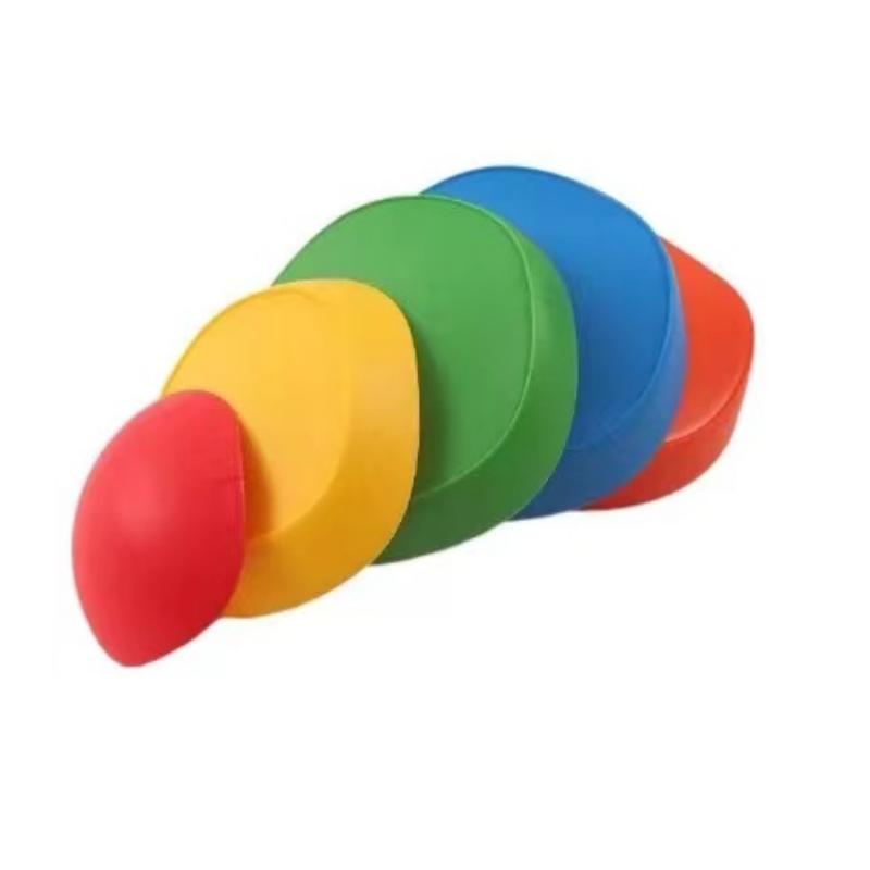 Arco-íris interior e exterior cruzou pedra equilíbrio pisar pedras, crianças equilíbrio blocos, usado como exercício de equilíbrio