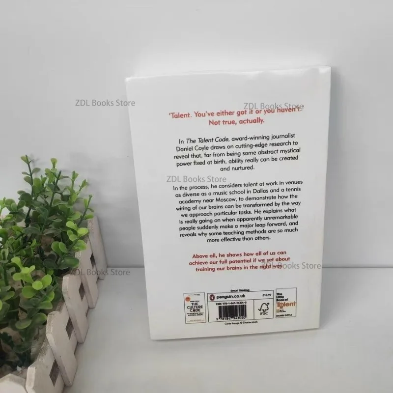 El código de talento de Daniel Coyle La granidad no está nacida, es un libro de bolsillo crecido en inglés