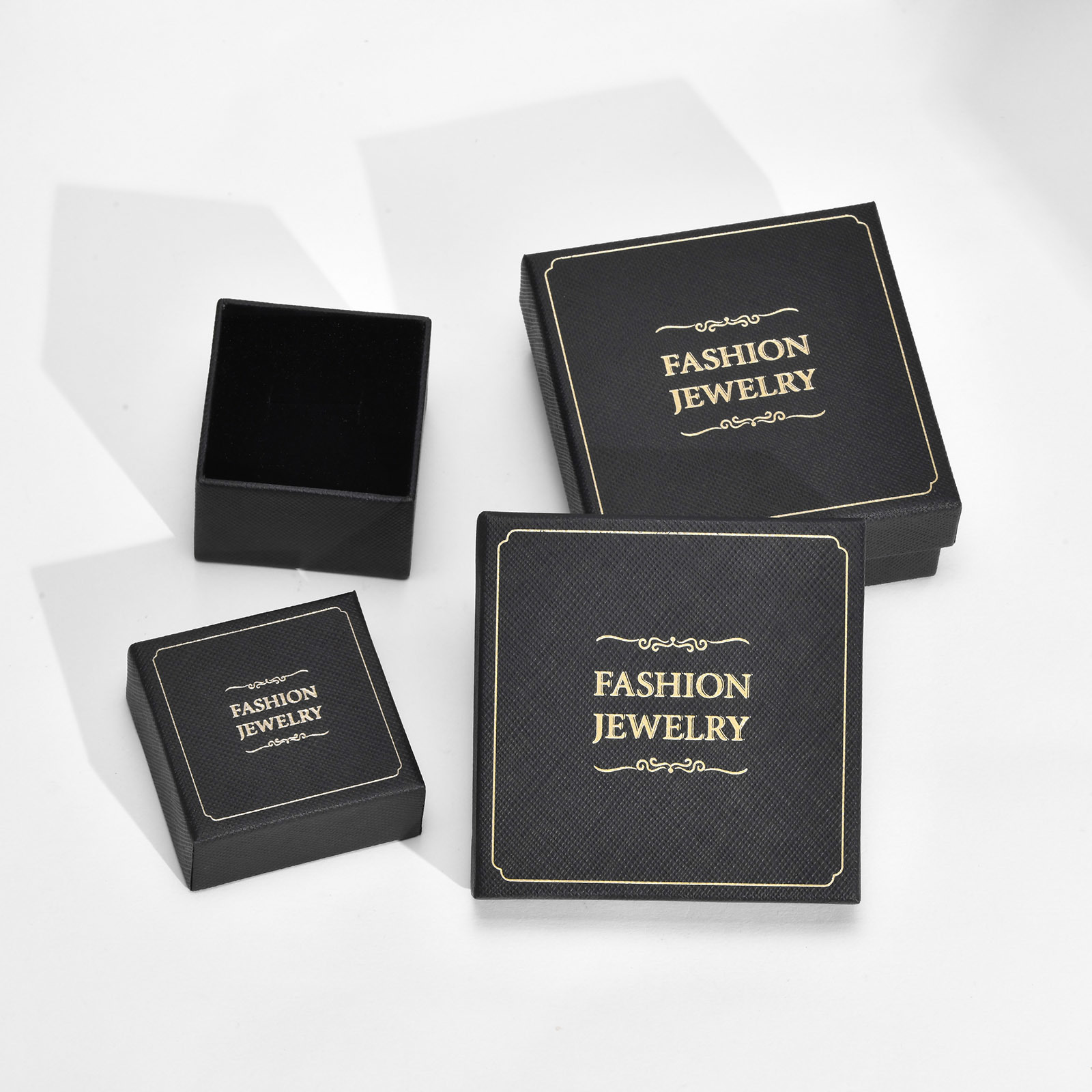 Посылка в бумажной коробке для подарков