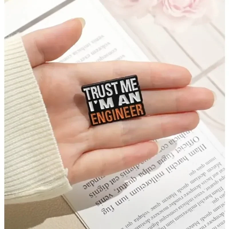 Letras criativas TRUSTMEI'MAMENGINEER Broche Pintura Artesanato Inglês Frase Curta Liga Pin Crachá Roupas Bolsa Acessórios