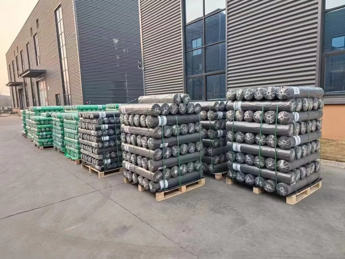 Venta al por mayor de barrera de malas hierbas geotéxtil tejida de PP negro, alfombrillas de protección UV de 90GSM, cubierta de suelo para jardín de granja, estera de Control de malezas