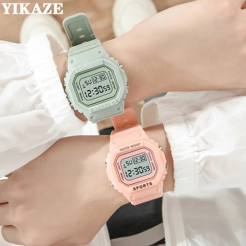 YIKAZE เด็กชายและเด็กหญิงนักเรียนนาฬิกาอิเล็กทรอนิกส์ Macaron สีผู้ชายและผู้หญิงกีฬานาฬิกาปลุกกันน้ํานาฬิกาสแควร์ของขวัญ