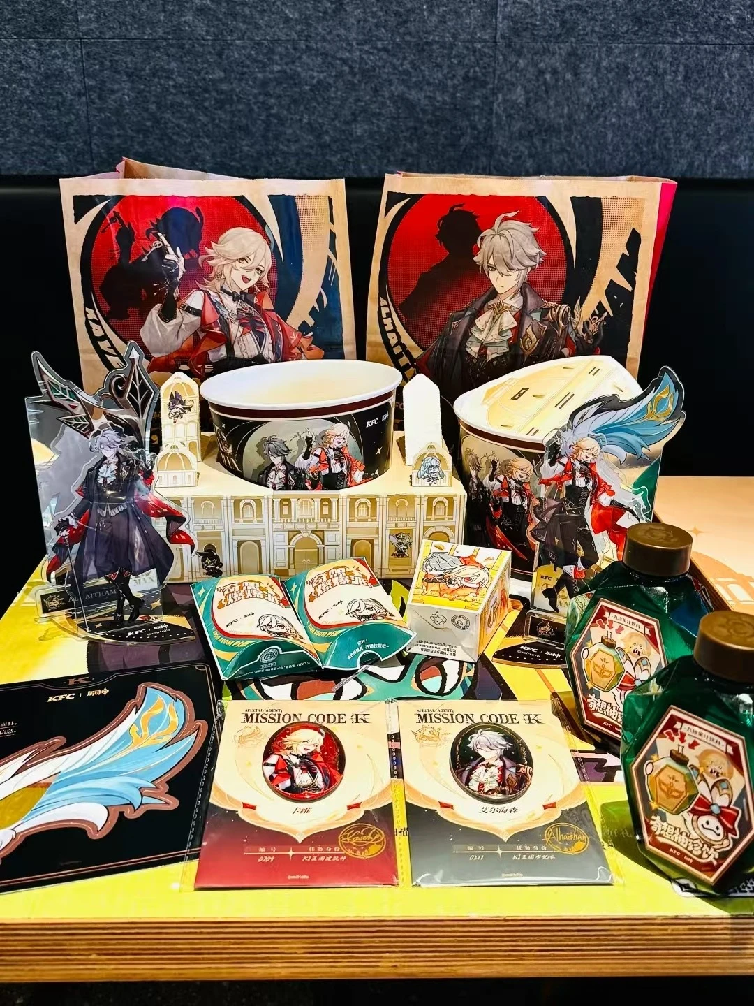Offizielle Genshin Impact X KFC Alhaitham Kaveh Acryl-Stehteller, Tassenabzeichen, Ticketschloss, Eimer, Flasche, Tassenabdeckung auf Lager