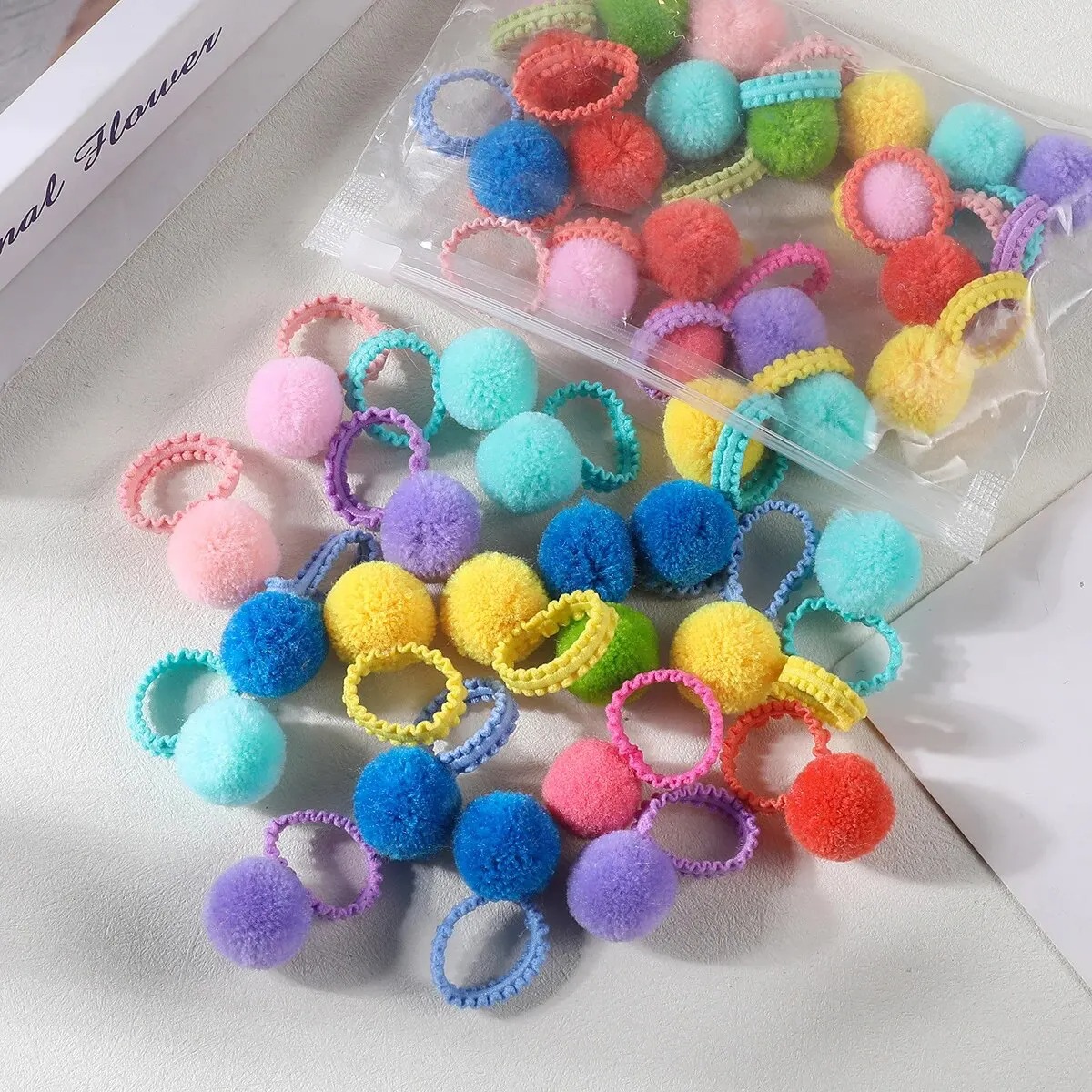 20 Stücke Mädchen Bunte Plüsch Ball Elastische Haarbänder Kinder Pferdeschwanz Krawatten Gummibänder Kopfbedeckung Haarschmuck Geschenk für Kinder
