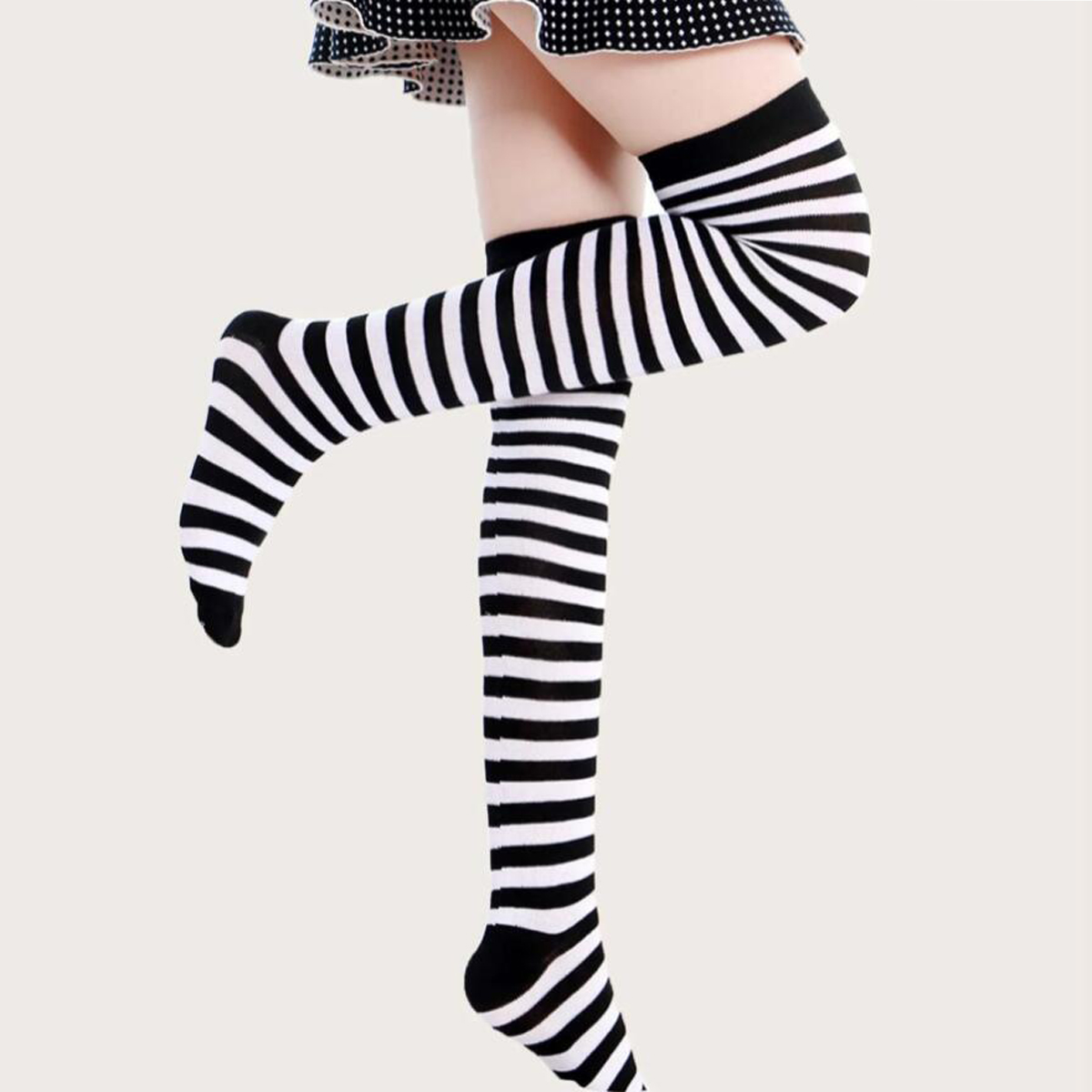 1/6 paia di calze a righe da donna calze sopra il ginocchio giapponesi moda donna tenere al caldo calzini lunghi sottili calze a righe bianche nere