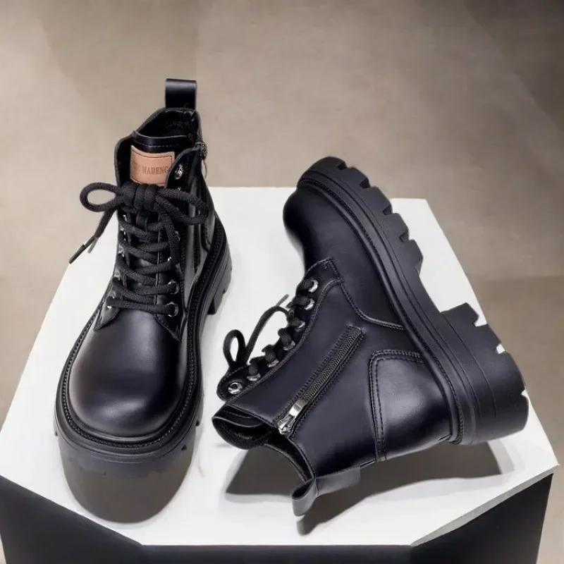 Botines de mujer de cuero suave, botas cortas antideslizantes de suela gruesa, nuevas botas de moda de plataforma cómodas con cordones británicos de invierno