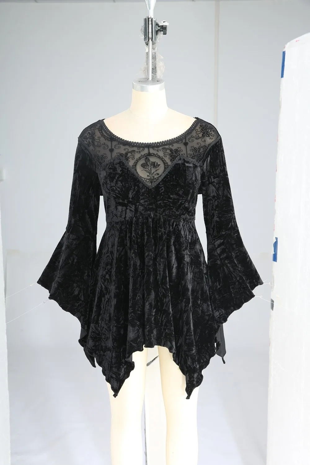 ROSEGAL Plus Size Damen Asymmetrisches Top Schwarzes T-Shirt Blumen Mesh Beflockung Geprägte Crinkle Patchwork Samt Glockenärmel Bluse