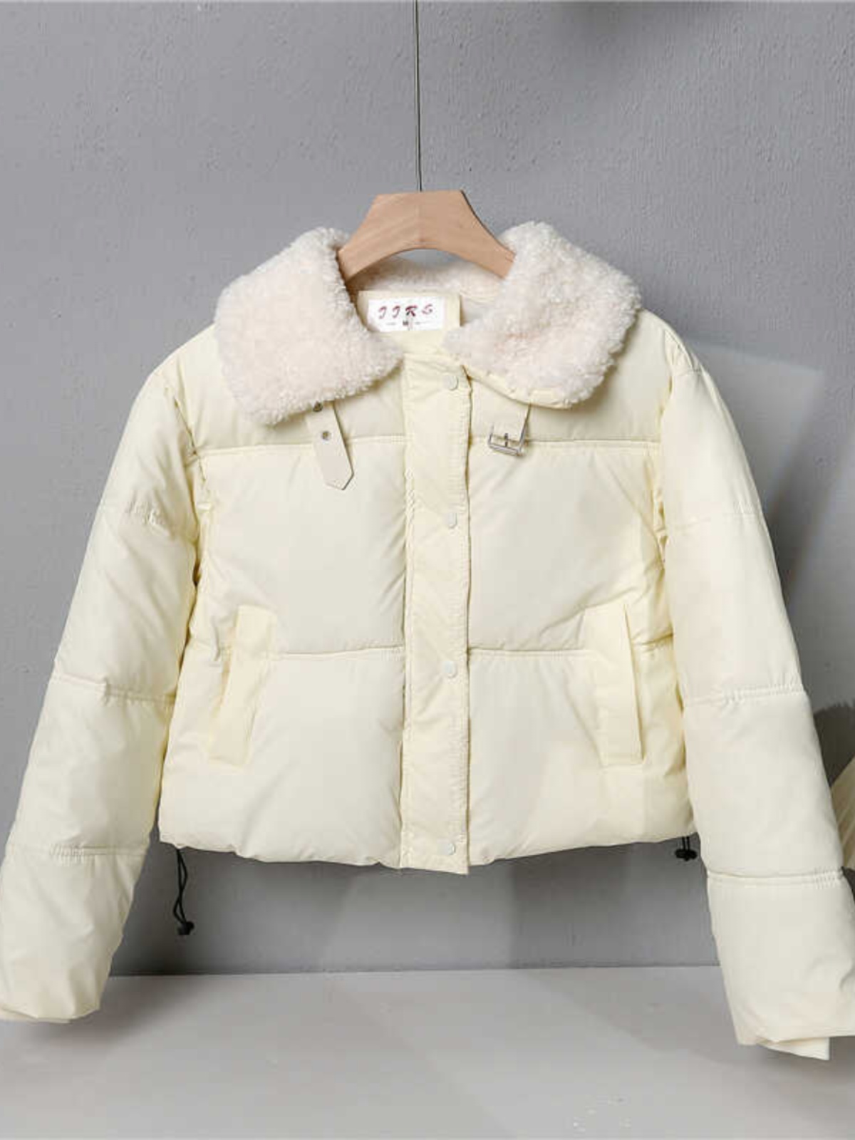 クールなショートコットンジャケット女性の冬のファッショナブルなラムファー襟ダウン充填PUレザーコートストレート英国スタイルボタンジッパーポケット