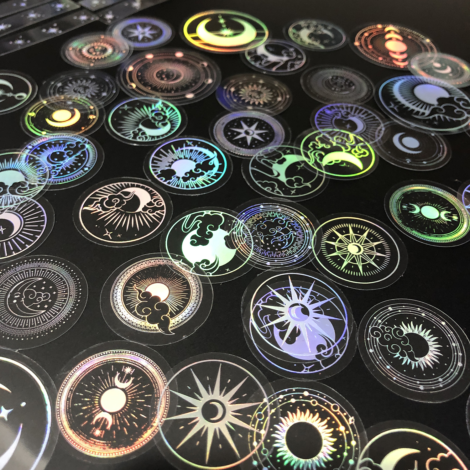 70 枚 PET 粘着ステッカー防水透明レーザーシルバーステッカーラベル: SUN MOON スターなど