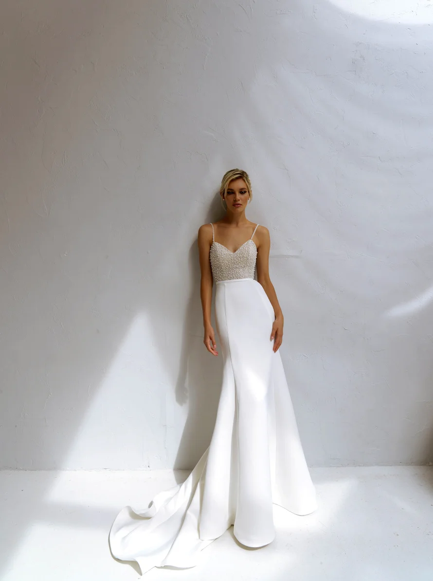 Cinghie spaghetti lucide Perline Scollo a V in raso Guaina / Abiti da sposa a sirena Sweep Train 2026 Rode De Morrie