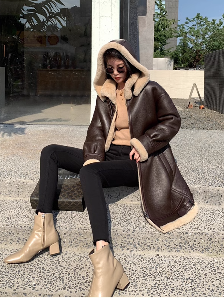 Jaqueta longa de couro de carneiro genuína para mulheres, forro grosso de lã, casaco marrom com capuz, 7XL, inverno, 2024