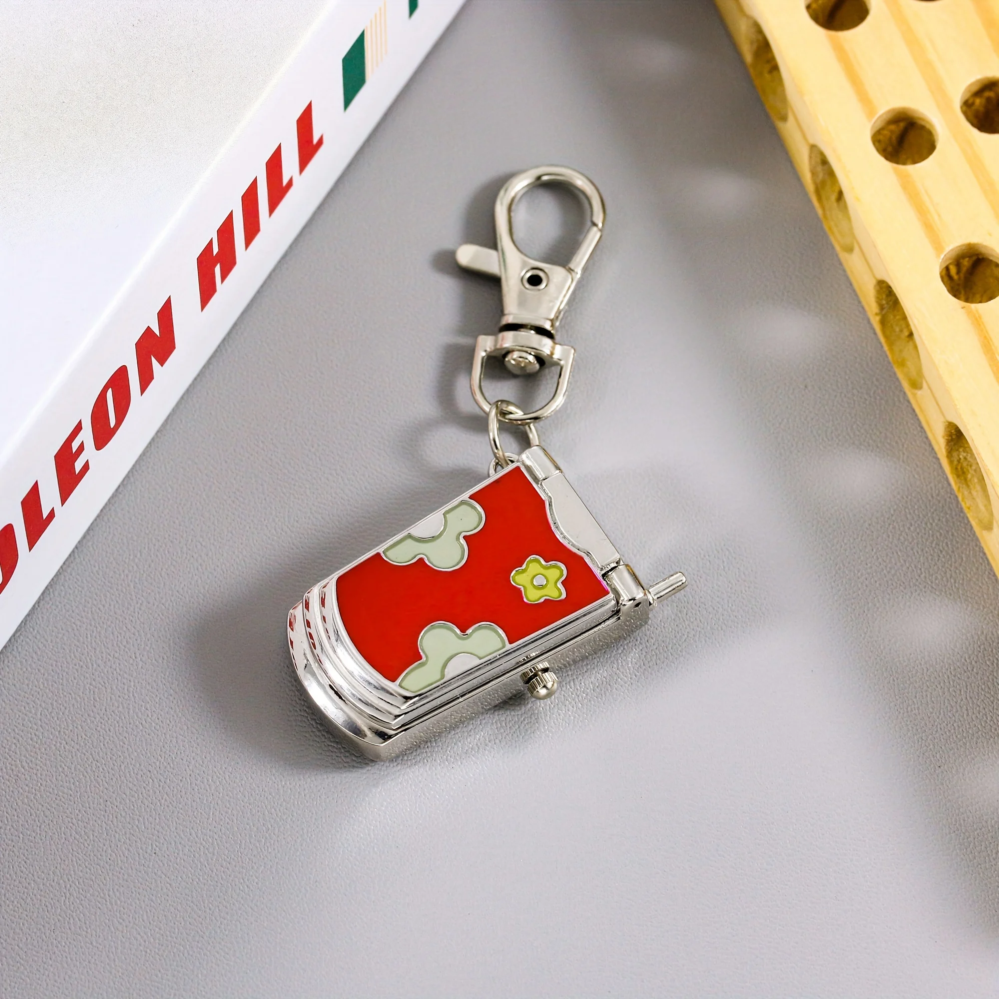 Flip telefone chaveiro relógio pendurado moda tendência retro bonito chaveiro pingente presente criativo
