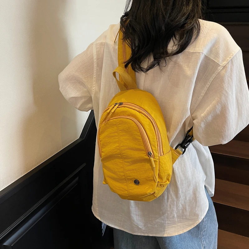 Mochila Transversal Pequena e Leve para Viagens ao Ar Livre, Material de Nylon, Estilo Casual, Fechamento com Zíper, Corpo io