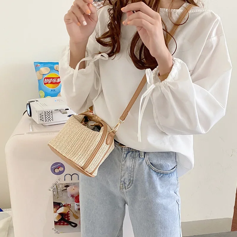Yogodlns Sommer Kleine Stroh Handtasche Trendy Schulter Tasche Gewebte Eimer Umhängetasche Casual Meer Strand Tasche Gilrs Griff Tote