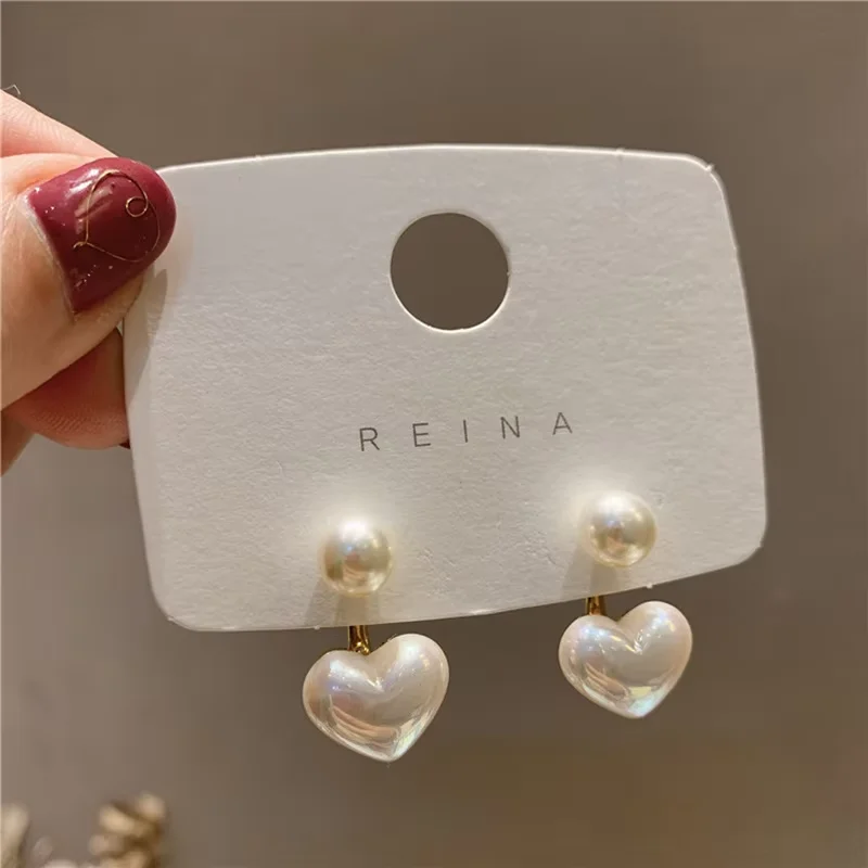 Orecchini di perle finte per le donne Orecchini a bottone rotondi a forma di cuore Eleganti orecchini a bottone con orecchio d'amore Gioielli da sposa per feste Regali di San Valentino