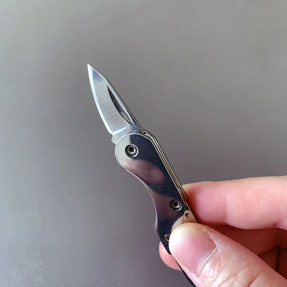 Mini cuchillo plegable de acero inoxidable para acampar al aire libre, llavero de bolsillo portátil EDC, cuchillos multiherramientas con hebilla