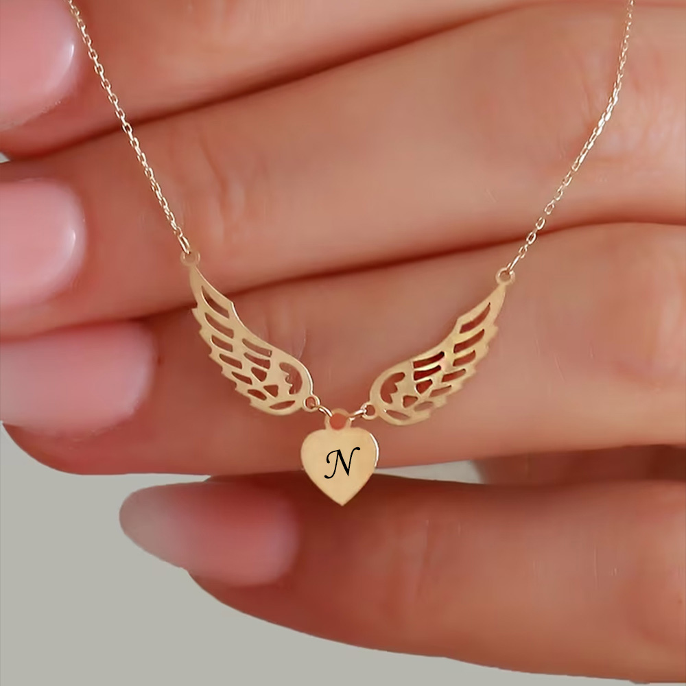 Benutzerdefinierte gravierte Buchstaben Engelsflügel Herz Anhänger Halskette Frauen Edelstahl Schmuck Kind Name Initialen Muttertagsgeschenke